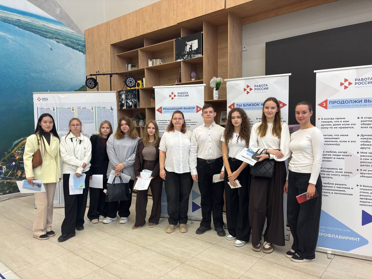 Студенты АГПК на ярмарке трудоустройства в рамках визита министра труда