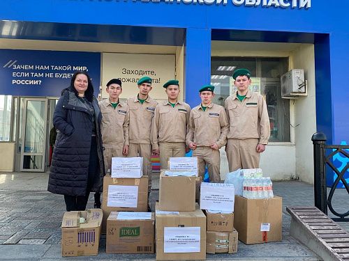 Студенты АГПК собрали гуманитарную помощь для бойцов СВО